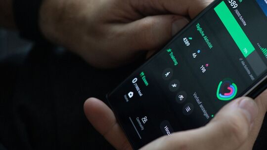 Mann schaut in einer App auf die Gesundheitsdaten