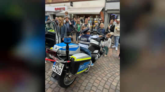 Ein Kind auf dem Polizeimotorrad