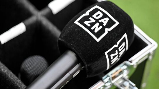 Ein Mikrofon mit dem Logo von DAZN