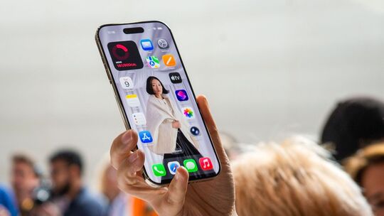 Eine Person haelt ein iPhone Air in der Hand