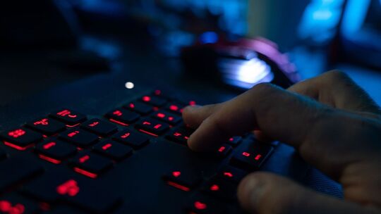 Ein Mann tippt auf einer Tastatur
