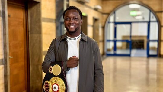 Boxprofi Abass Baraou im Rathaus Oberhausen empfangen