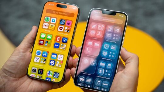 Ein Mann nutzt iOS 26 auf einem iPhone