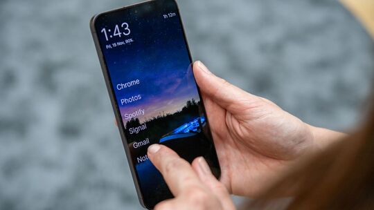 Eine Frau nutzt die App Olauncher auf einem Android-Handy