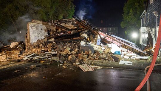 Verletzte bei Explosion in Wohn- und Geschäftshaus