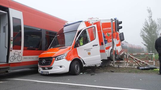 Regionalzug kollidiert mit Krankenwagen