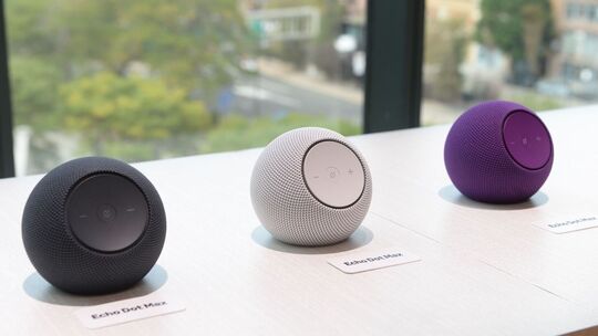 Mehrere Echo Dot Max von Amazon bei der Produktvorstellung