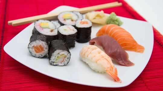 Verschiedene Sushisorten auf einem Teller
