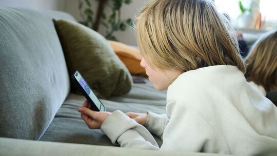 Symbolbild - Smartphone-Nutzung bei Kindern