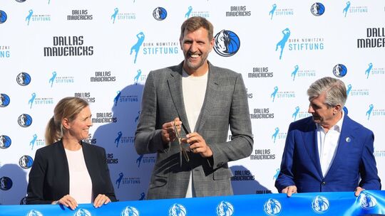 Nowitzki und Dallas Mavericks eröffnen einen Basketball-Platz