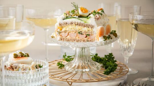 Brottorte mit Eiersalat, Wiener Würstchen und Obazda-Füllung