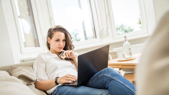 Eine Frau beim Online-Shopping