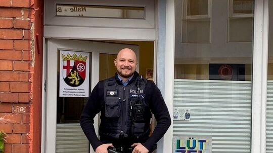 Neuer Bezirksdienstbeamter vor dem Bürgerbüro