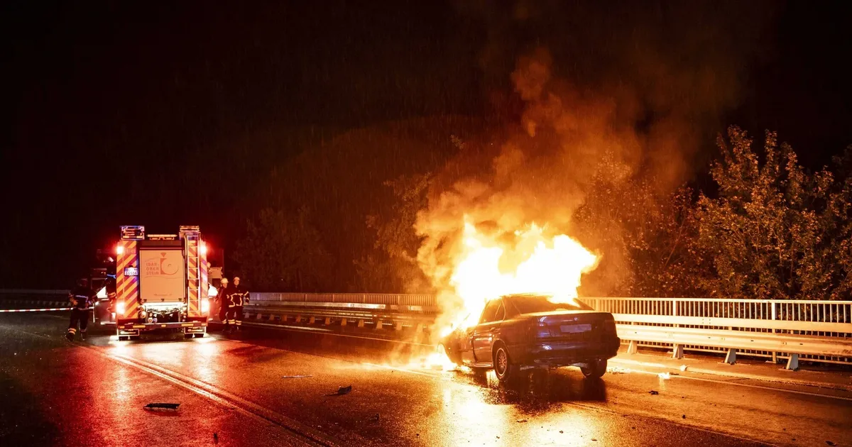 Feuerwehr im Einsatz: Unfall auf der B41: Pkw in Vollbrand