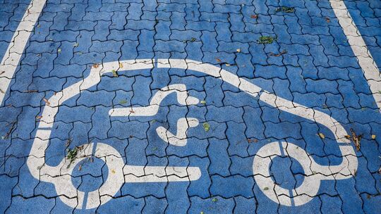 Elektromobilität – Parkplatz an Schnellladesäule