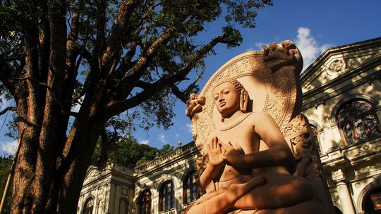 Eine Buddha-Statue in Kandy in Sri Lanka
