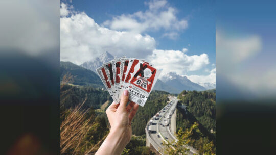 Vignetten in Oesterreich vor einer Autobahn