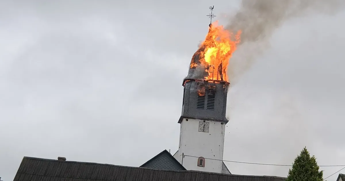 Feuer im Gotteshaus: Kirchturmbrand in Peterswald: Nachbarhäuser evakuiert