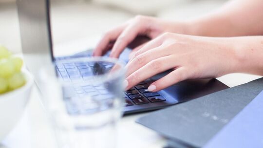 Frau arbeitet an einem Laptop