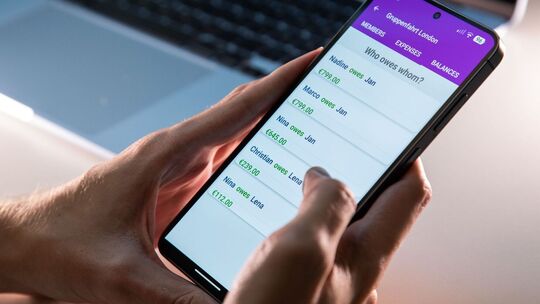 Mann nutzt die App «Split it Easy»