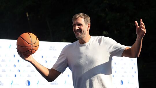 Nowitzki und Dallas Mavericks eröffnen einen Basketball-Platz
