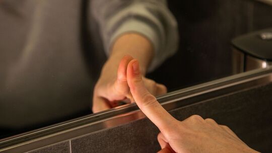 Fingerabdruck an einem Spiegel