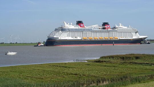 Überführung des neuen Kreuzfahrtschiffes «Disney Destiny» Überführung des neuen Kreuzfahrtschiffes «Disney Destiny»
