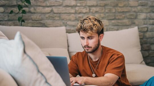 Ein Mann blickt auf ein Laptop Ein Mann blickt auf ein Laptop