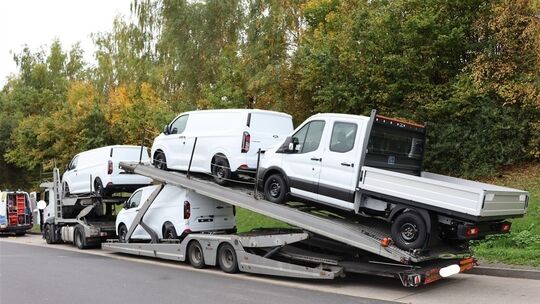 Autotransporter mit Überlänge und Überhöhe