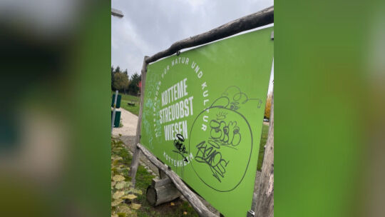 Beschädigtes Werbeschild