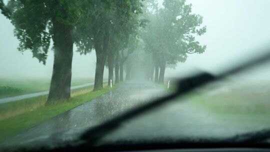 Regen im Straßenverkehr Regen im Straßenverkehr