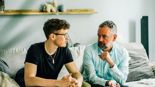 Vater und Sohn im Gespräch Vater und Sohn im Gespräch