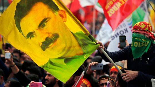 Fahne mit Bild von PKK-Chef Öcalan Fahne mit Bild von PKK-Chef Öcalan