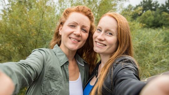 Zwei Frauen posieren für ein Selfie Zwei Frauen posieren für ein Selfie