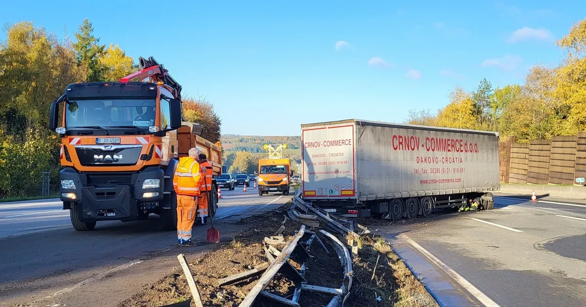 A48 Chaos Massenkarambolage Unfall Heute A48 Bringt Verkehr Zum Erliegenfeed