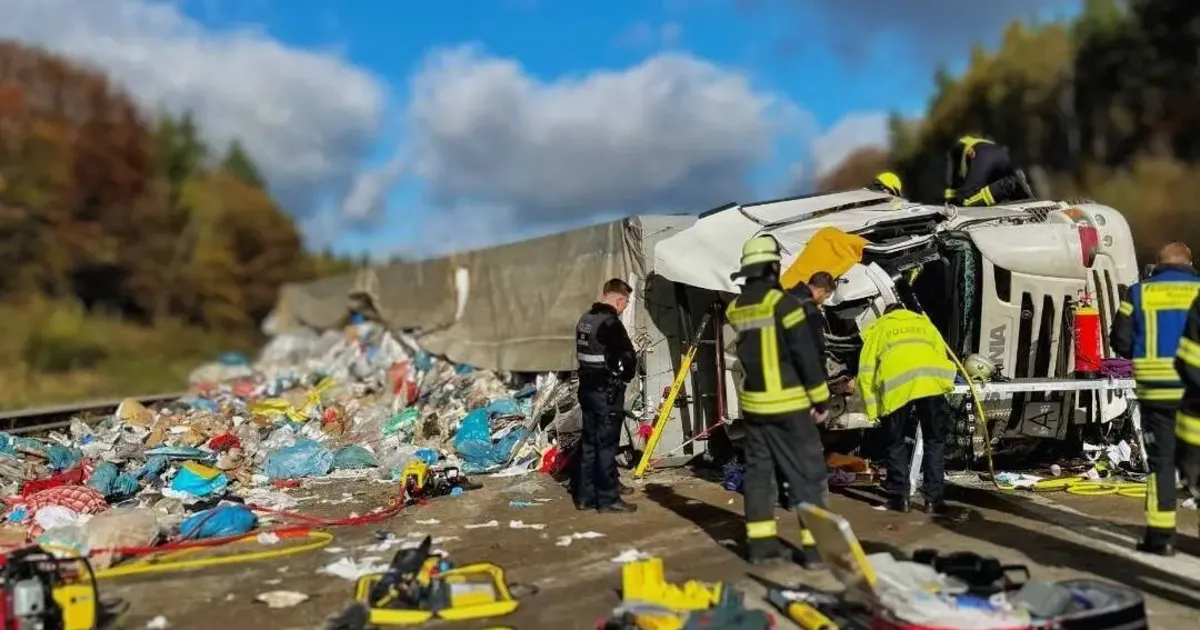 Zwei Hubschrauber im Einsatz: Lkw-Fahrer nach Unfall auf A61 bei Laudert ...