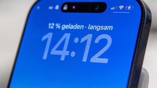 Ein iPhone zeigt langsames Laden an Ein iPhone zeigt langsames Laden an