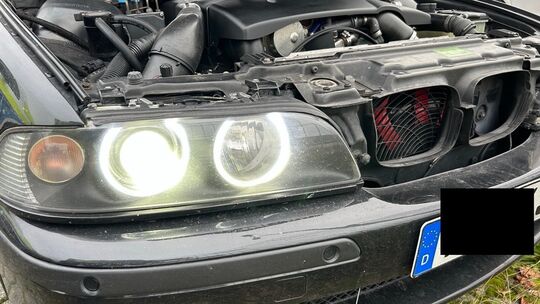 Pkw mit illegalen LED-Brennern