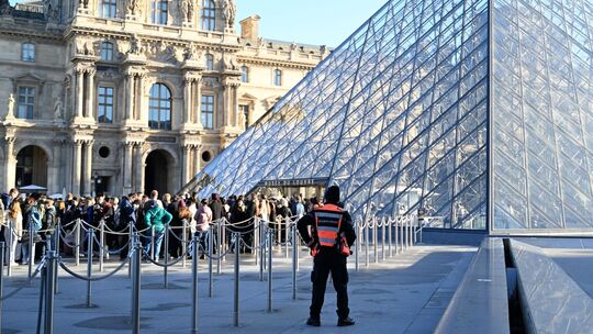 Nach Raubüberfall auf Louvre in Paris