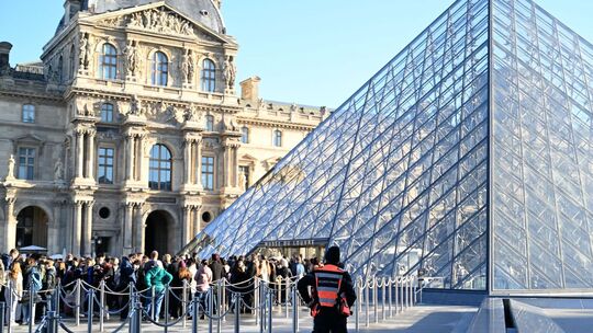 Nach Raubüberfall auf Louvre in Paris