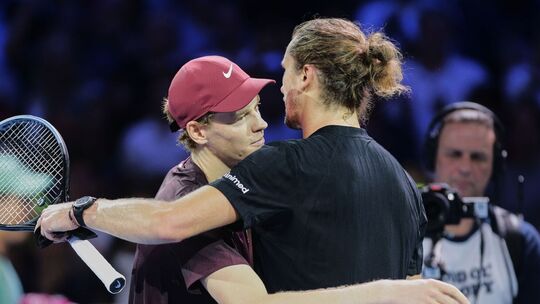 Jannik Sinner und Alexander Zverev (r)