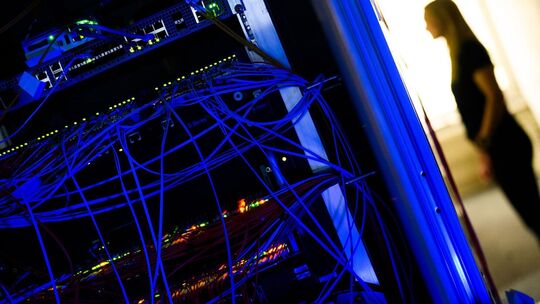 Ein Serverschrank mit blinkenden Lampen und Kabeln