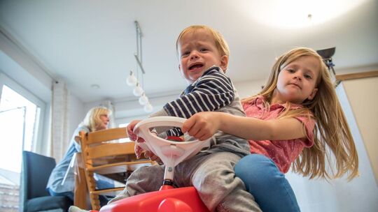 Geschwister streiten sich Geschwister streiten sich