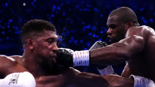 Anthony Joshua (l)
