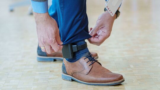 Fußfessel soll Opfer vor häuslicher Gewalt schützen