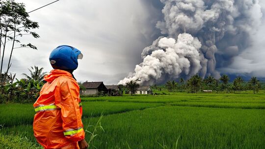 Vulkan Semeru in Indonesien spuckt Aschesäule Vulkan Semeru in Indonesien spuckt Aschesäule