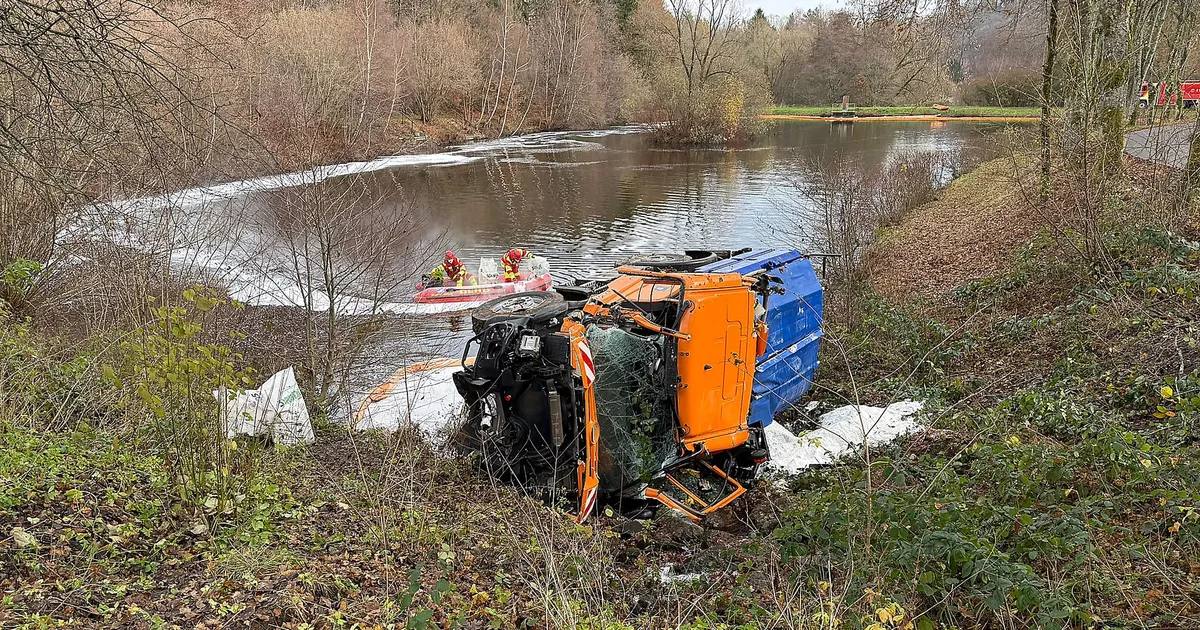 Feuerwehr errichtet Ölsperren: Winterdienstfahrzeug stürzt in Birkenfelder ...