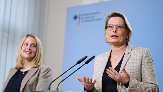 Bundesjustizministerin Hubig und Bundesbauministerin Hubertz