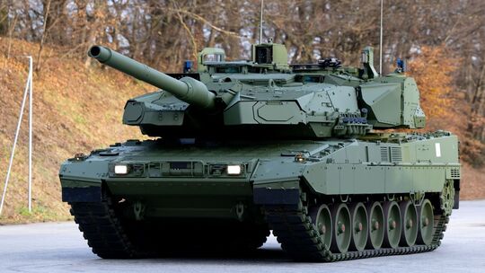 Roll-Out Leopard 2A8 und Panzerhaubitze 2000 Roll-Out Leopard 2A8 und Panzerhaubitze 2000