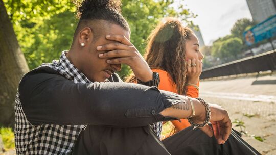 Ein junges Paar nach einem Streit im Park